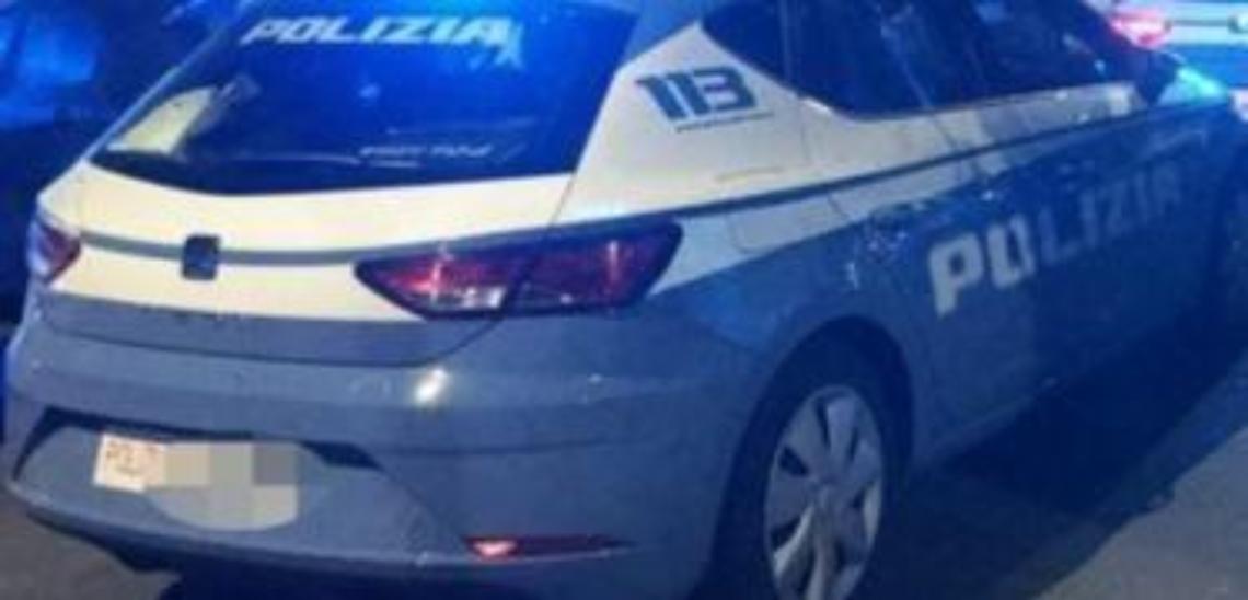 Sorprende i ladri nello stabilimento e li mette in fuga