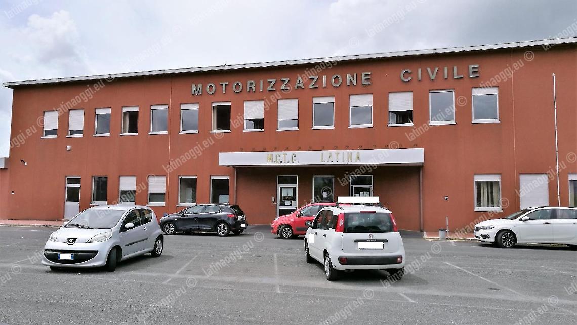 All'esame per la patente con gli auricolari, sotto accusa tre indiani