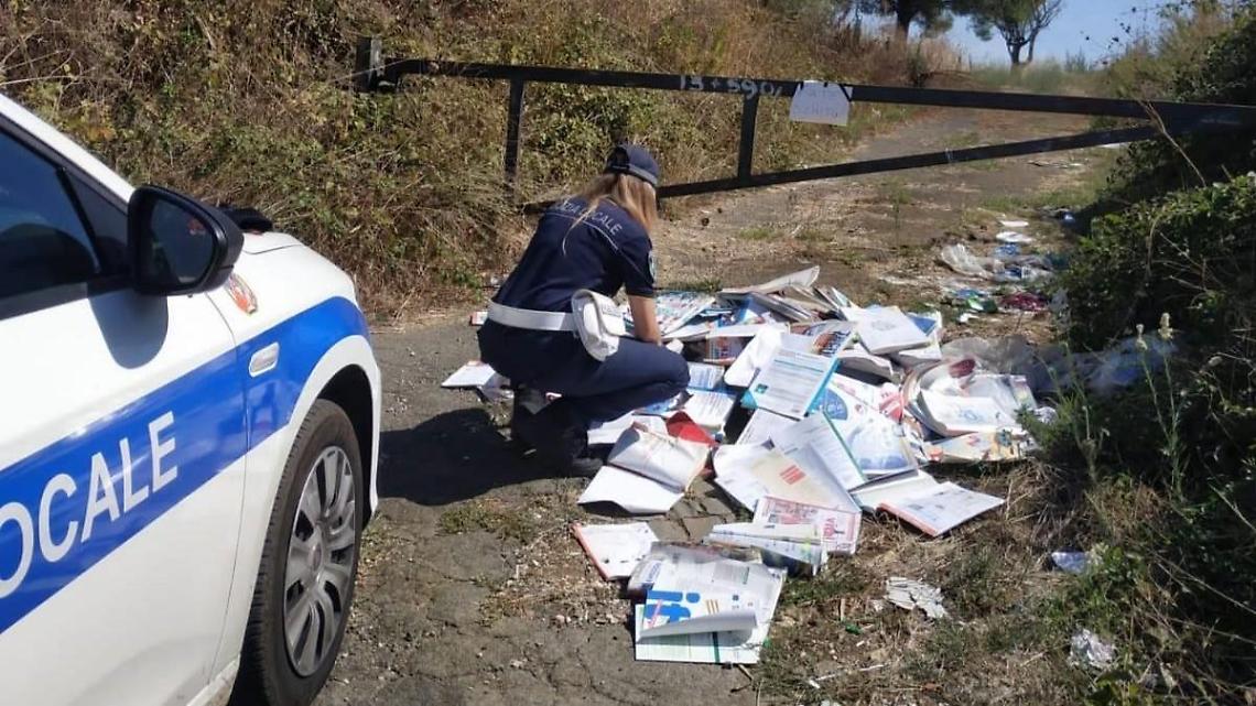 Libri scolastici abbandonati in un terreno. Lo sdegno dell'assessore Santilli