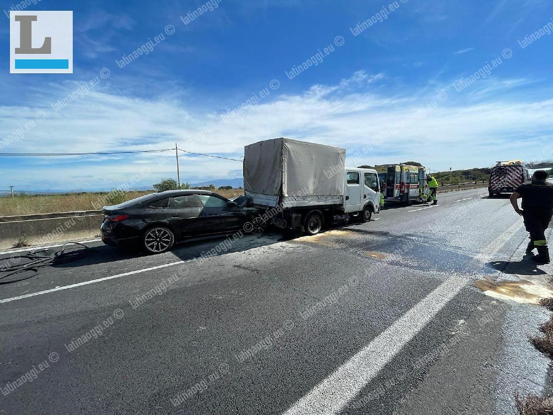 Incidente  tra auto e furgone: Pontina chiusa