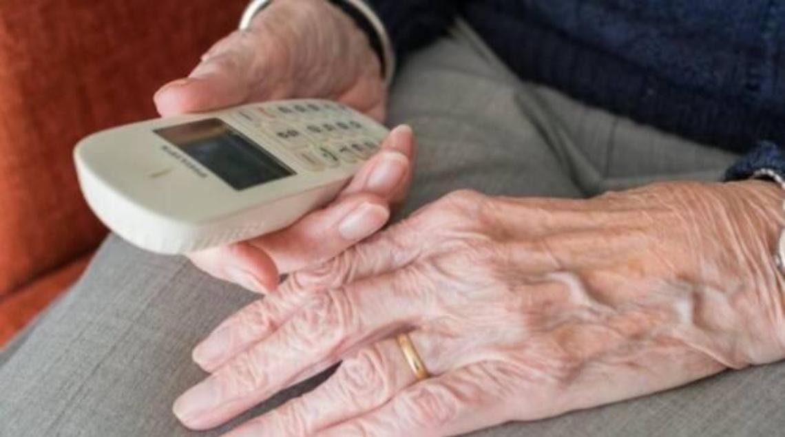 Si spaccia per impiegato  delle poste, è allarme