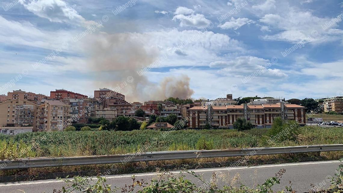 Vasto incendio in via Calvi, aria irrespirabile