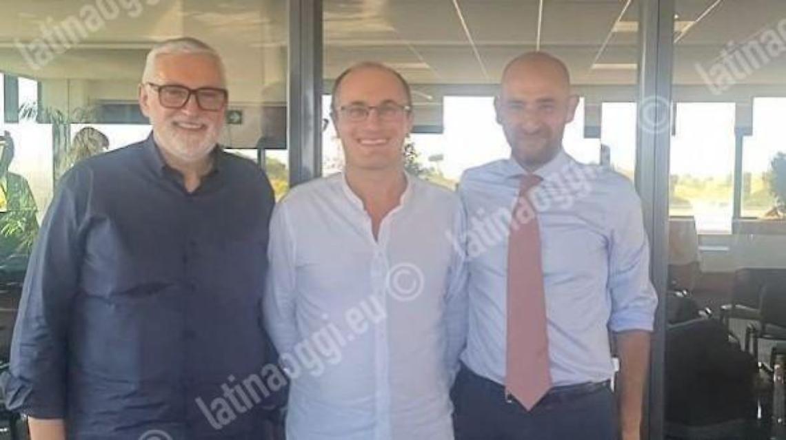 Girardi (al centro) con il sindaco Principi e l'amministratore Cicerani