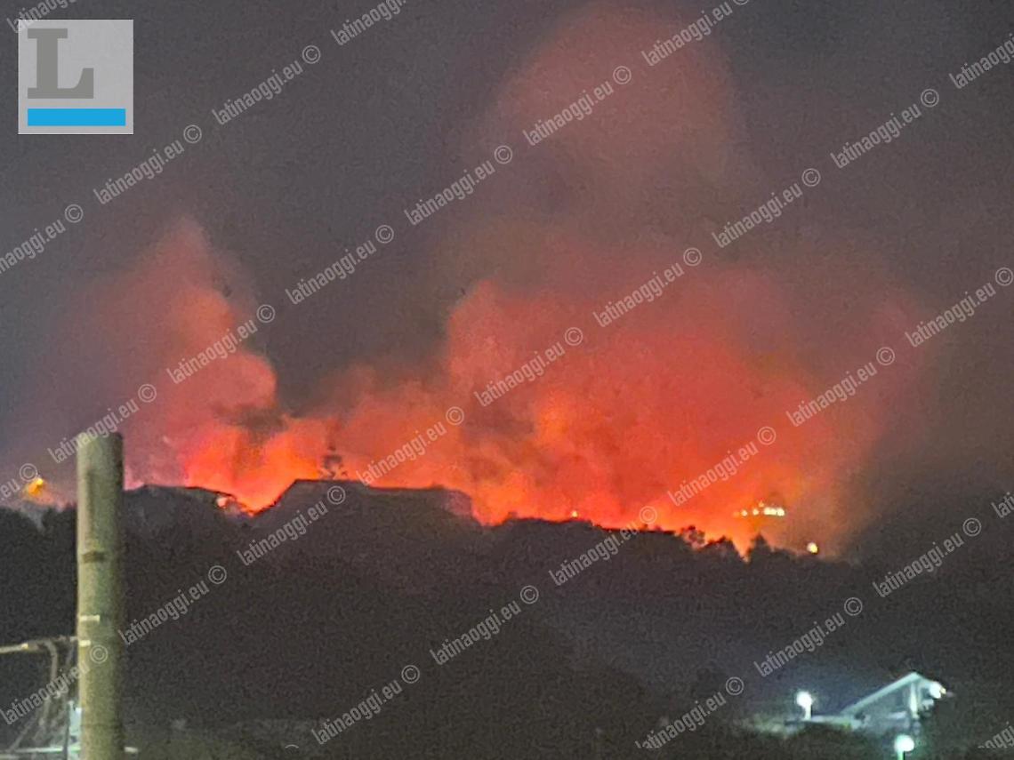 Sud pontino nella morsa del fuoco, due incendi tra Minturno e Castelforte