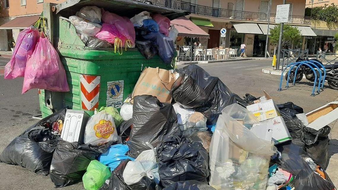 Lbc su emergenza rifiuti: "Il centro scoppia"