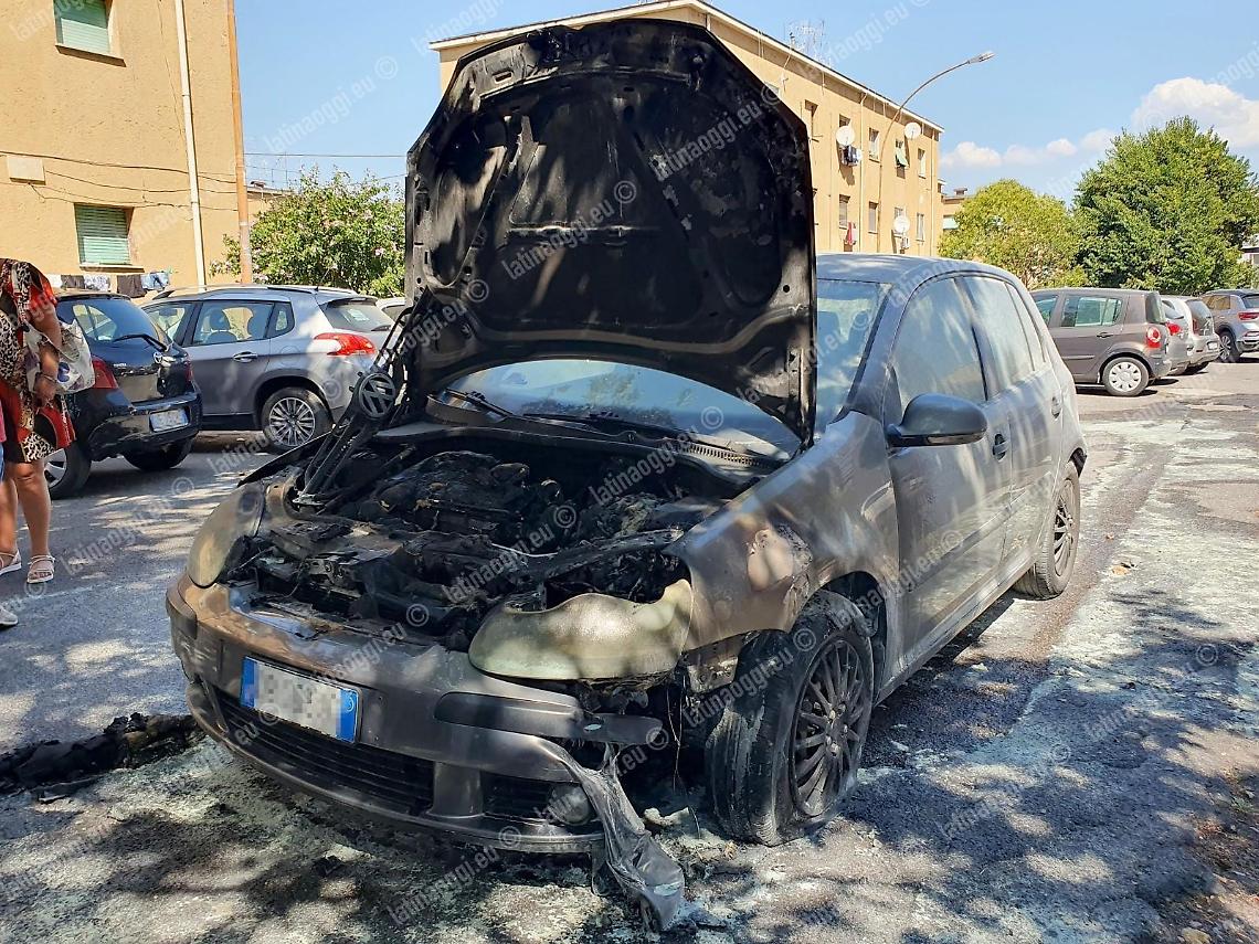 Parcheggiano l'auto e prende fuoco, paura in centro