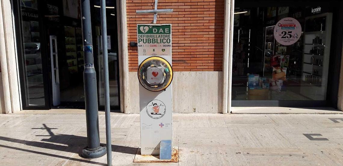 Riattivati i defibrillatori in città, ma uno è stato rubato