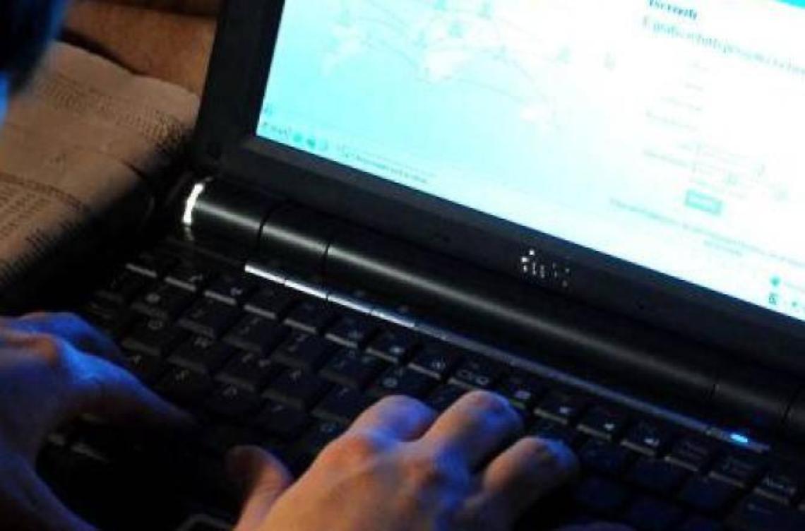 Offese sul social per l'interprete del linguaggio dei segni in tv