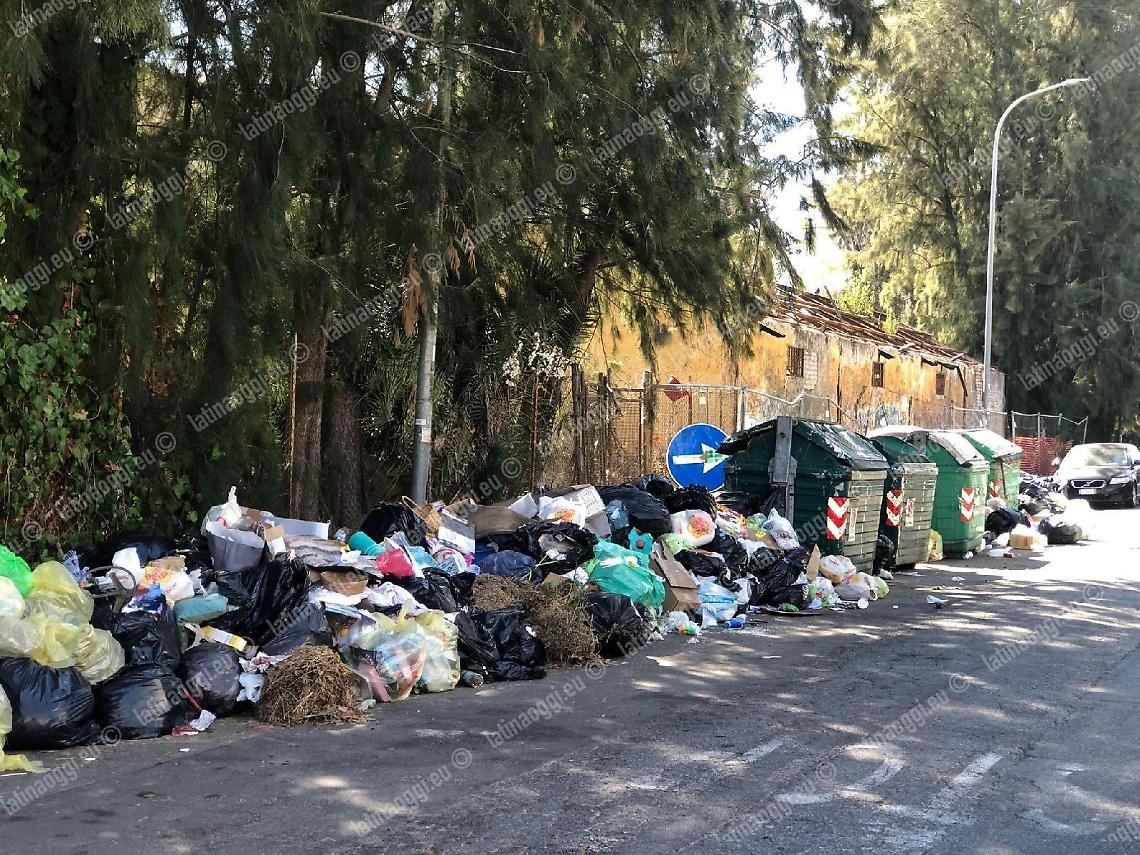 Riparte la raccolta con il centro  ancora sommerso dai rifiuti