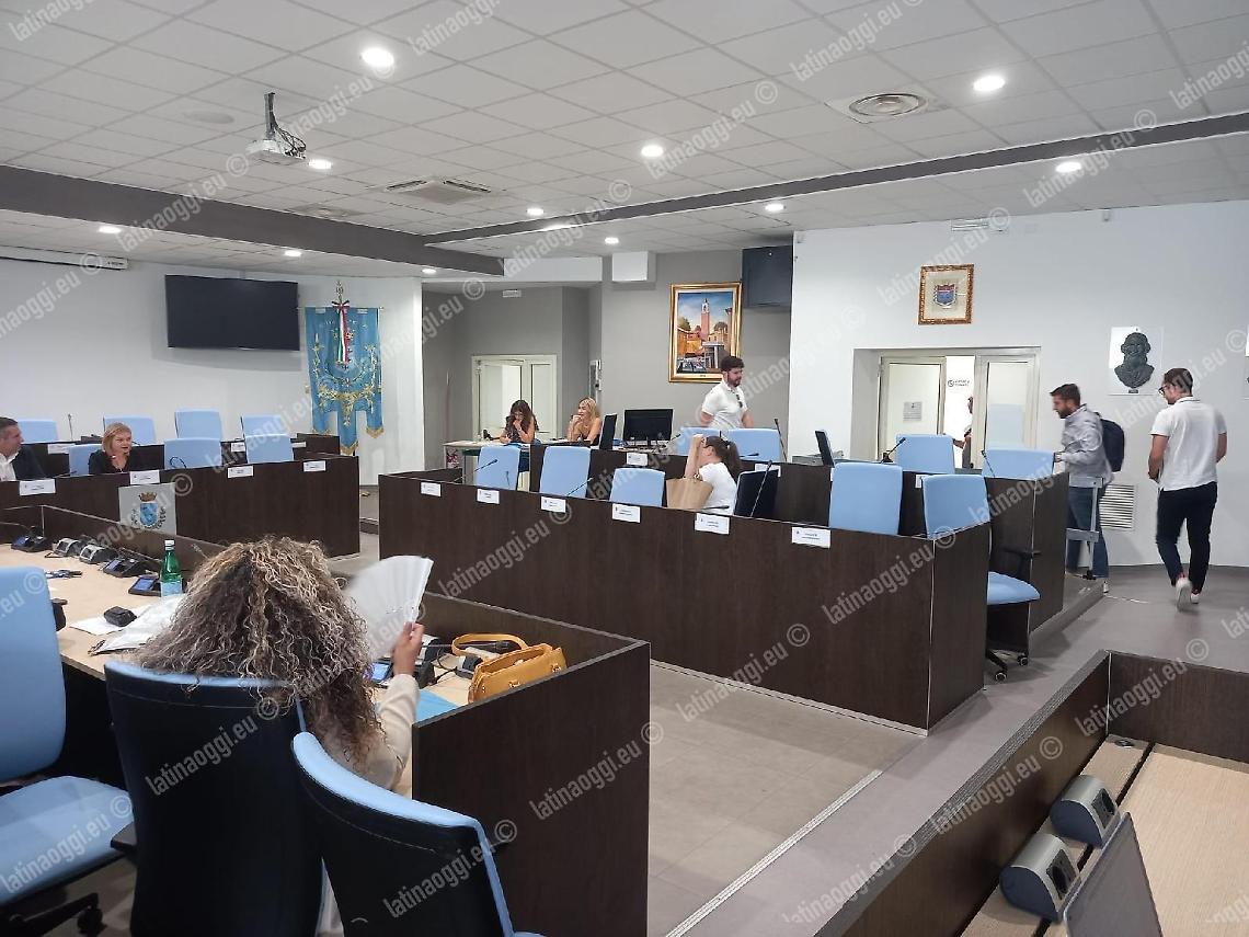 I consiglieri di opposizione abbandonano l'aula