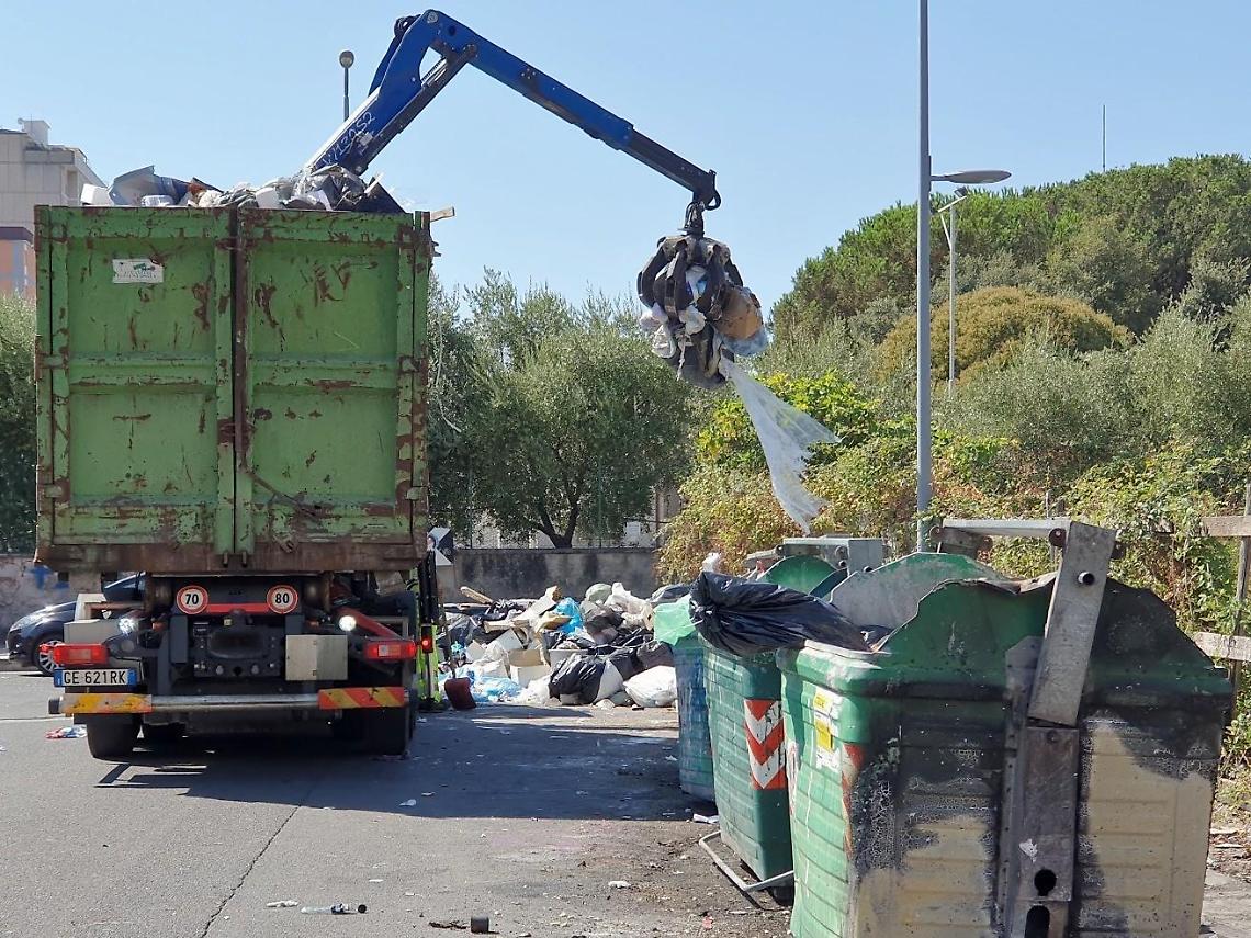 Rifiuti, task force  per ripulire la città dopo l'emergenza: il nodo dei costi