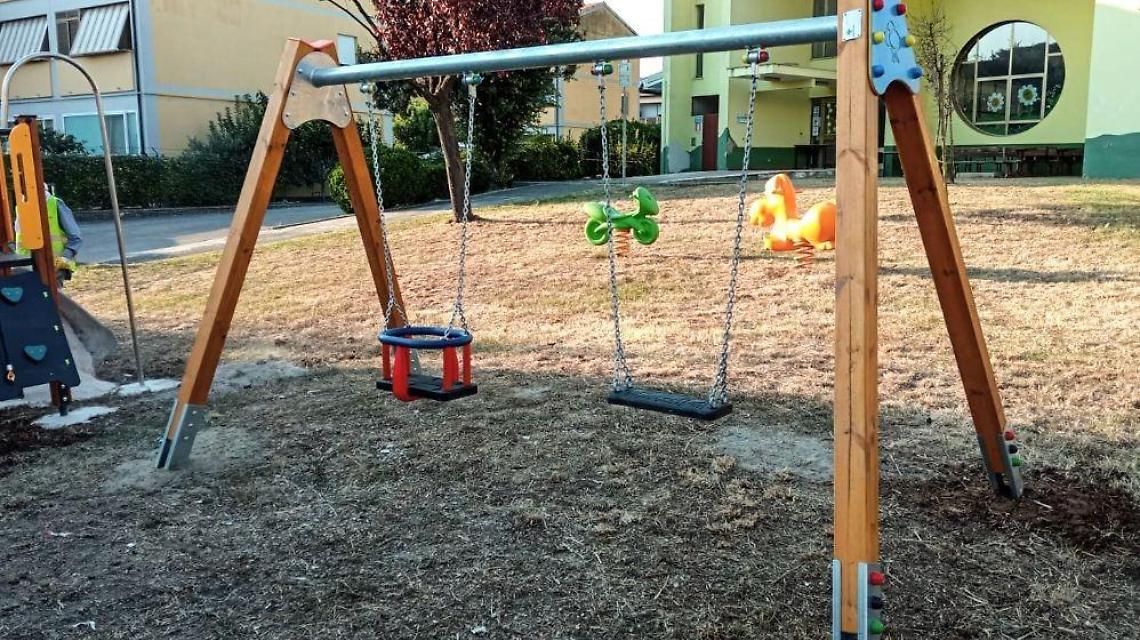 Giochi nuovi o rimessi in sicurezza nelle corti delle scuole