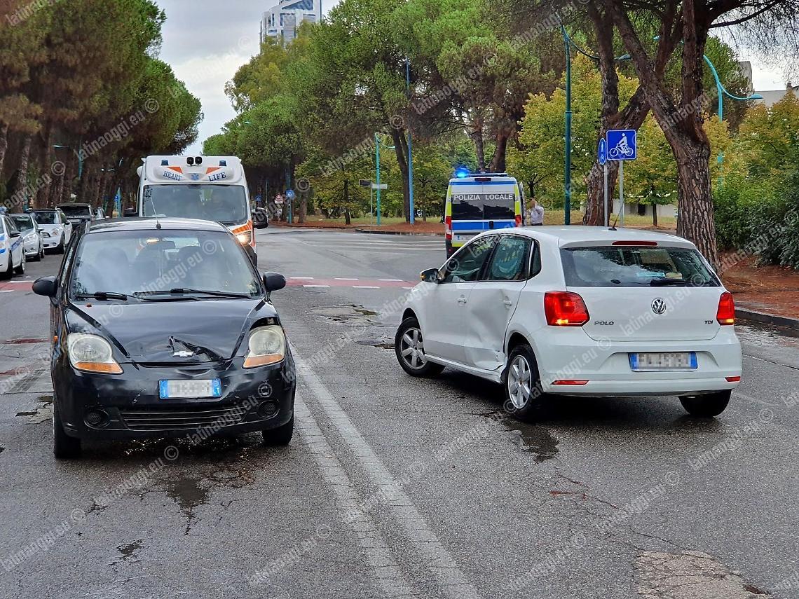 Incidente davanti alla scuola, scontro tra due auto