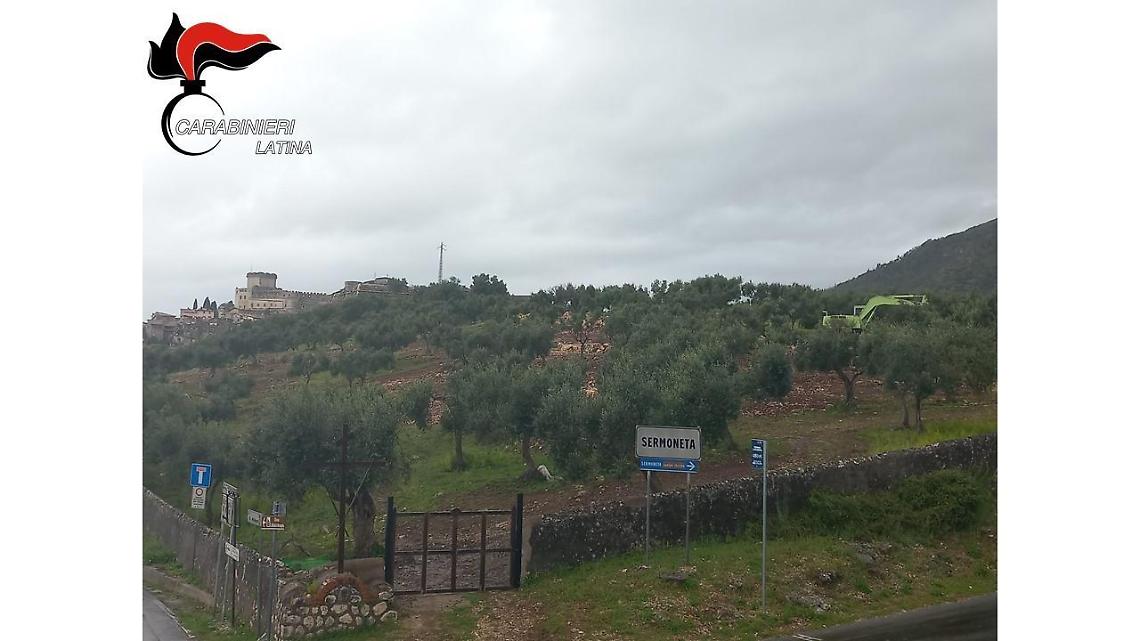 Movimentavano terra in un'area con vincoli paesaggistici: scatta il sequestro