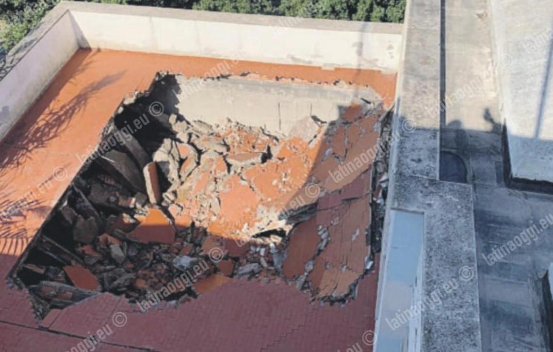 Cede un pezzo di solaio all'Istituto «Pisacane»