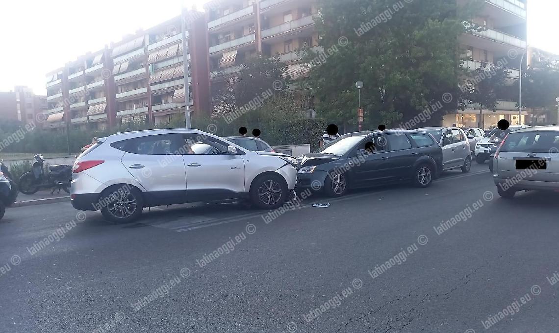 Scontro all'incrocio, suv finisce contro le auto ferme al semaforo