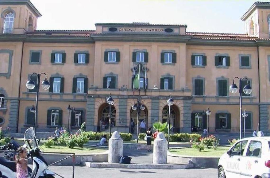 Accusa un malore e cade dalla scala, 74enne ricoverato d'urgenza al San Camillo