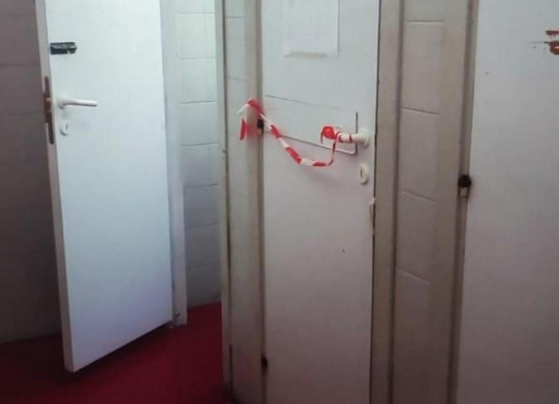 La scuola nel degrado e i genitori insorgono: «Lezioni in un cantiere»