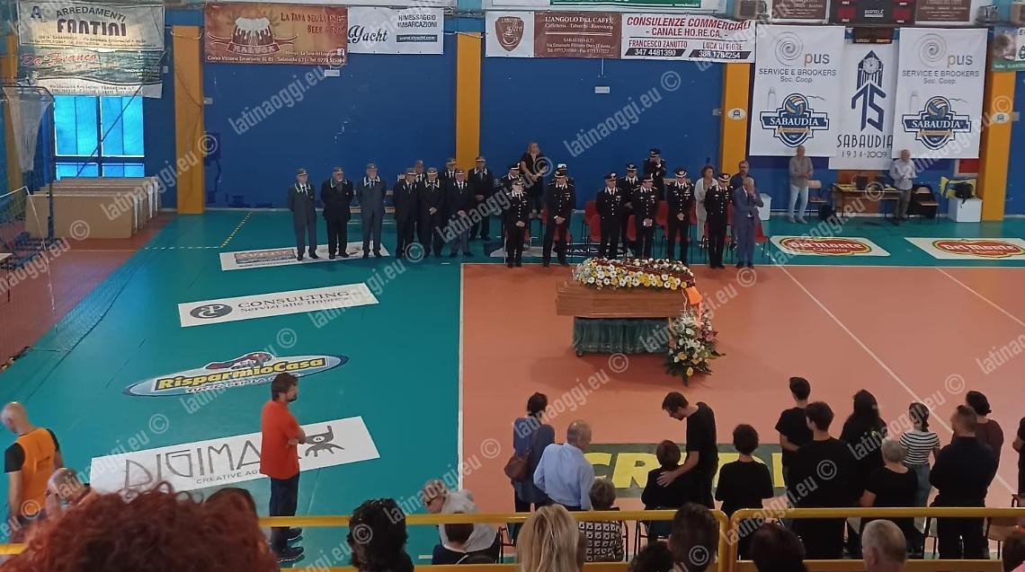 Folla commossa per l'ultimo saluto a Emanuele