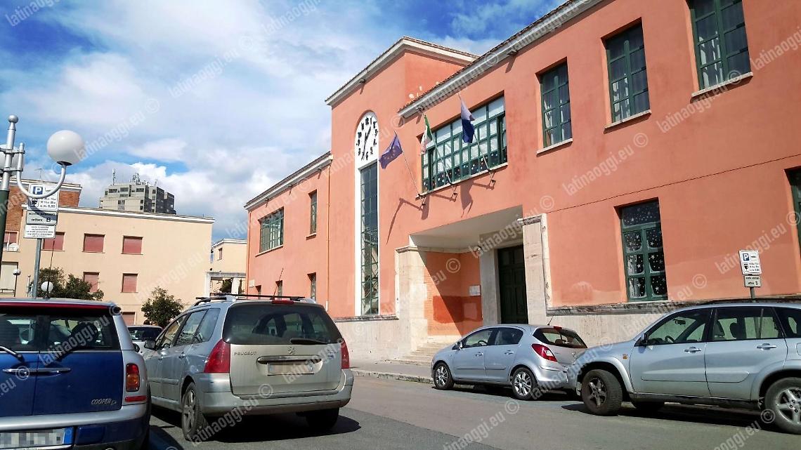 Squarciate le gomme dell'auto di una maestra, indagano i Carabinieri