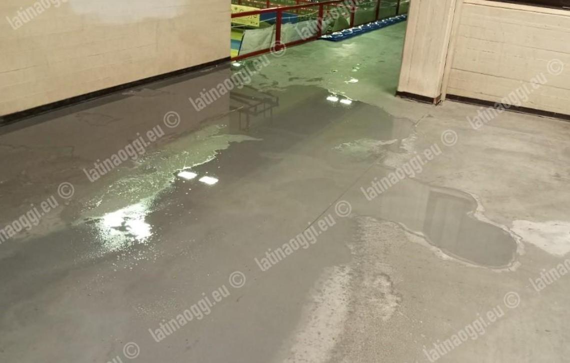 Piove e il palazzetto dello sport torna ad allagarsi in più punti