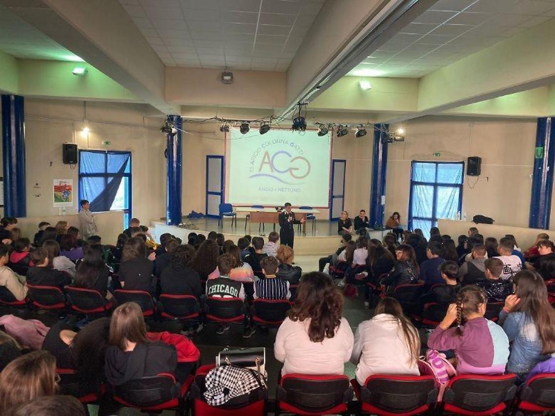 Bullismo e cyber-bullismo, i Carabinieri incontrano gli studenti