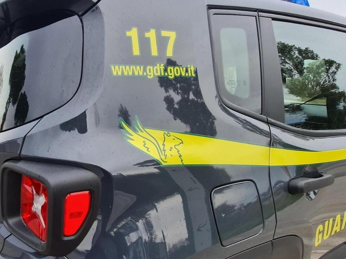 In auto con 2 chili di hashish e marijuana, intercettato corriere della droga