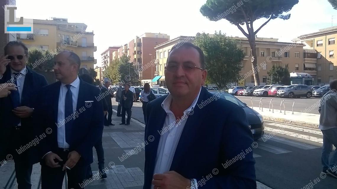 L'ex sindaco Terra davanti al Tribunale di Latina