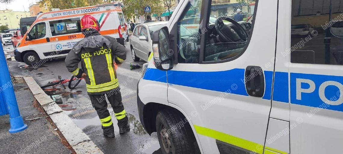 Cade con la bici e viene travolto da un'auto, grave un uomo