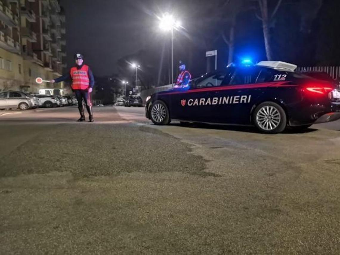 Picchia e maltratta i genitori per farsi dare i soldi per la droga, arrestato