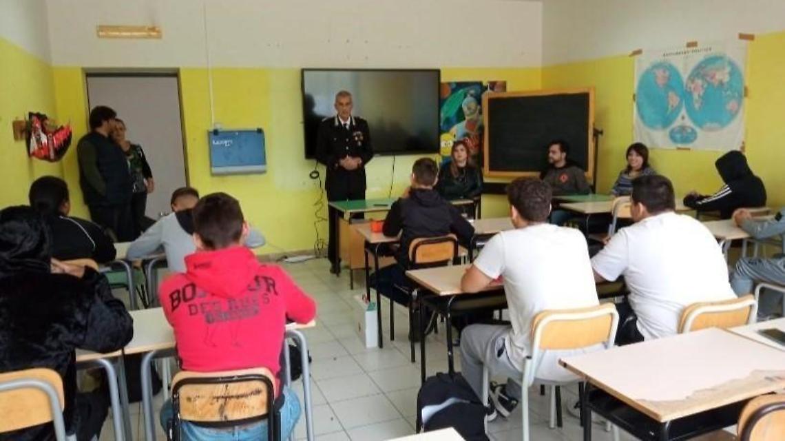 Formazione della cultura della legalità, i carabinieri incontrano gli studenti