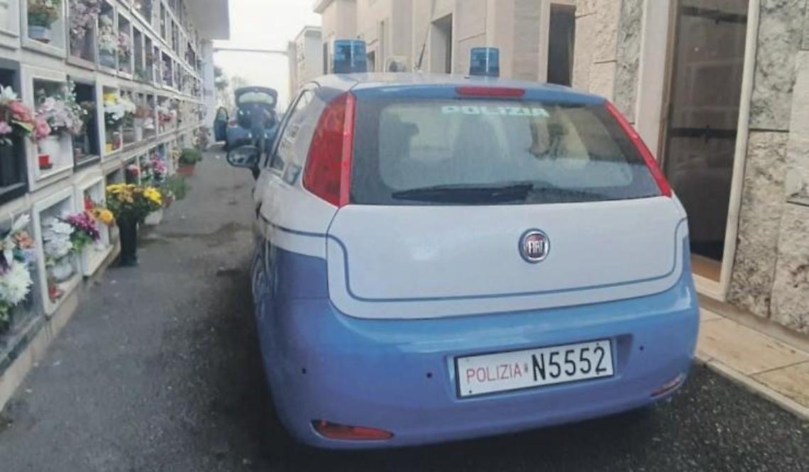 Legata e rapinata al cimitero: due arresti