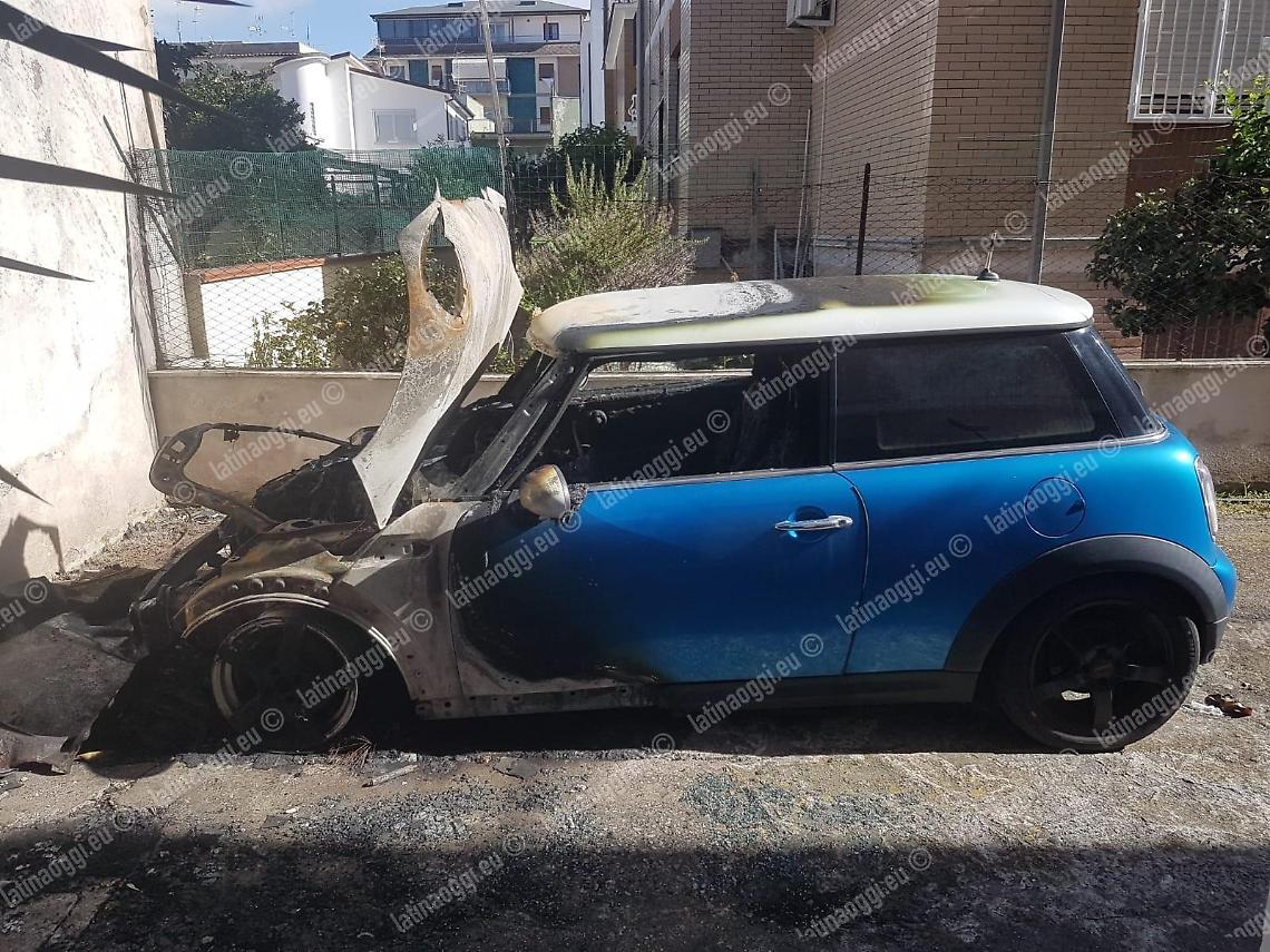 Auto a fuoco nella notte in viale Europa