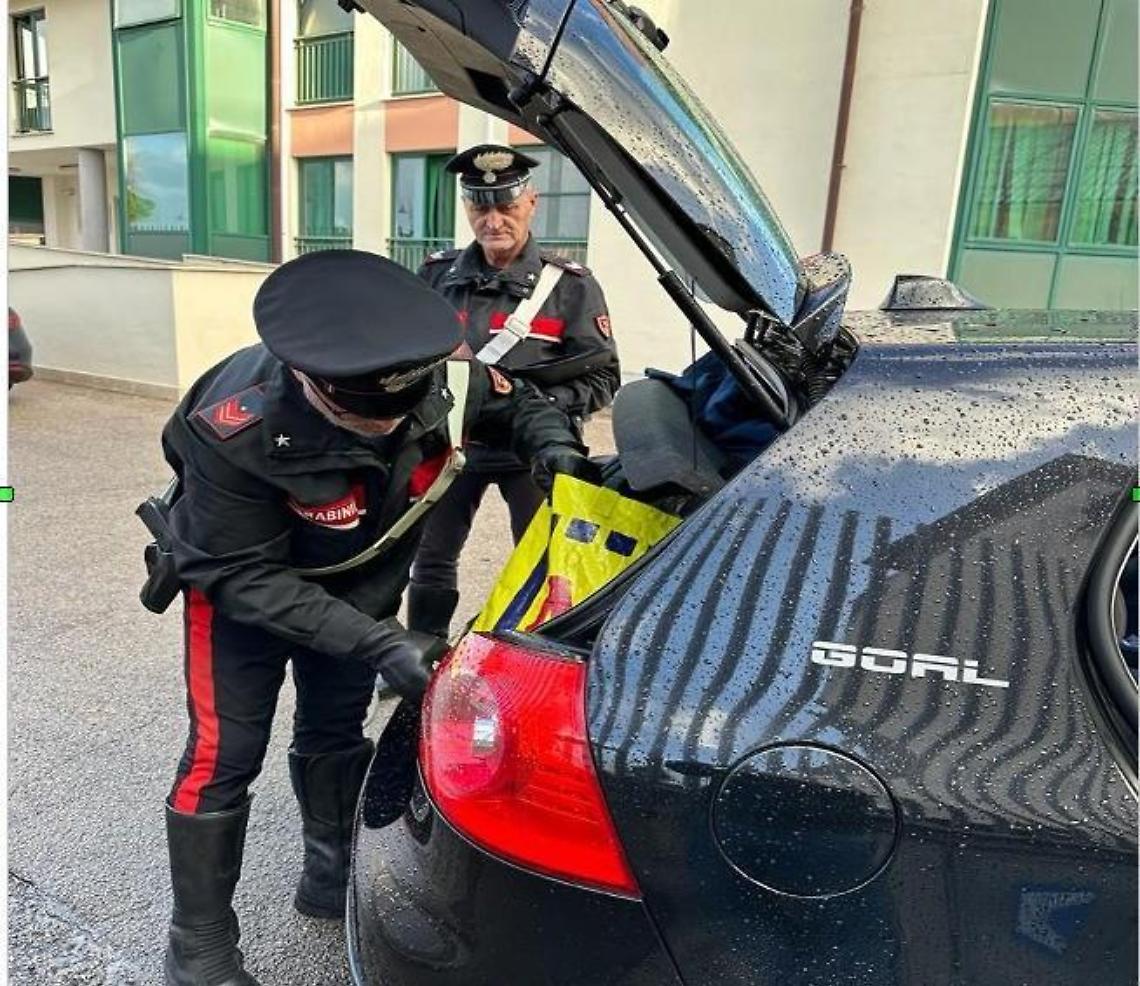 Lanciano la droga dal finestrino alla vista dei carabinieri: arrestati