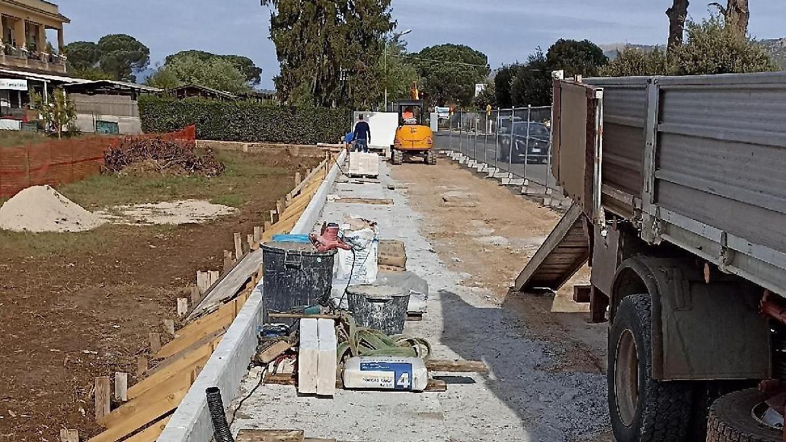 Doganella di Ninfa, nuovo marciapiede più sicuro in via Corana