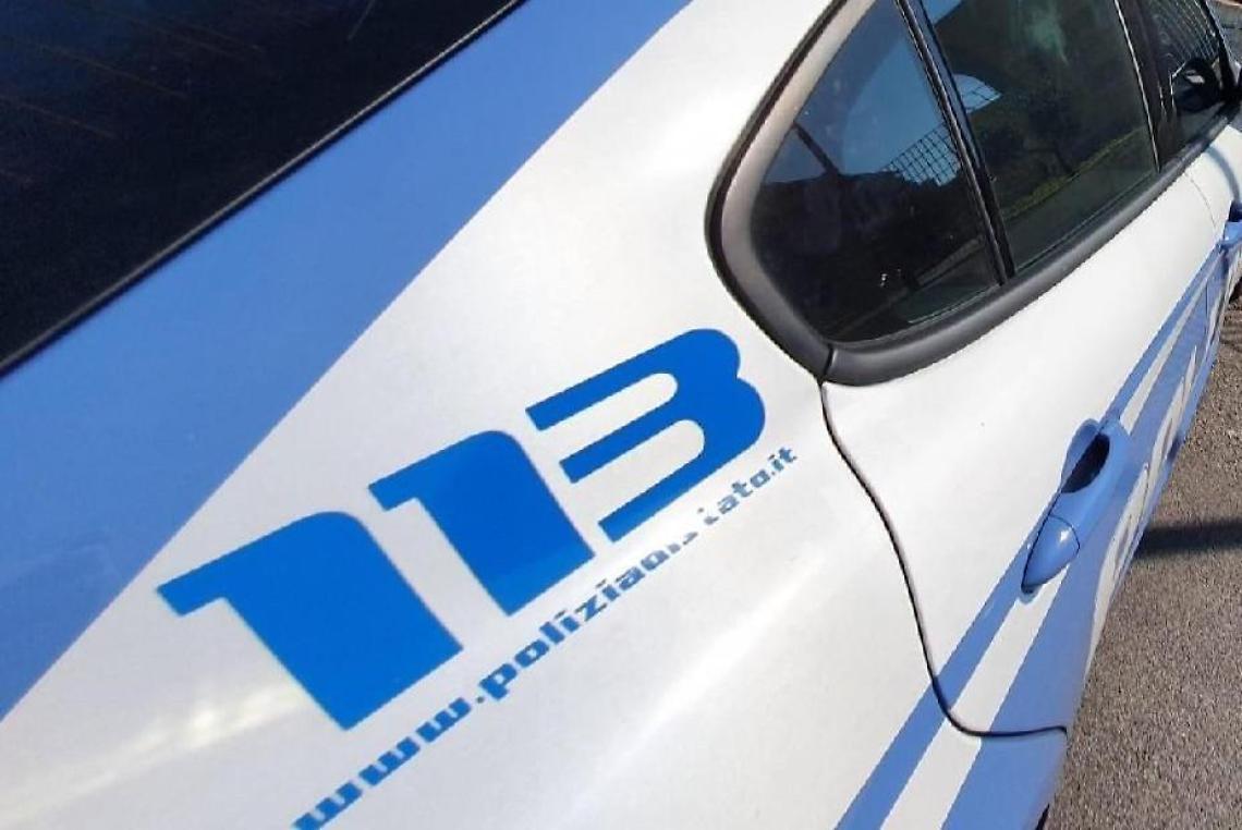 Si lancia prima contro le auto e poi aggredisce un sanitario