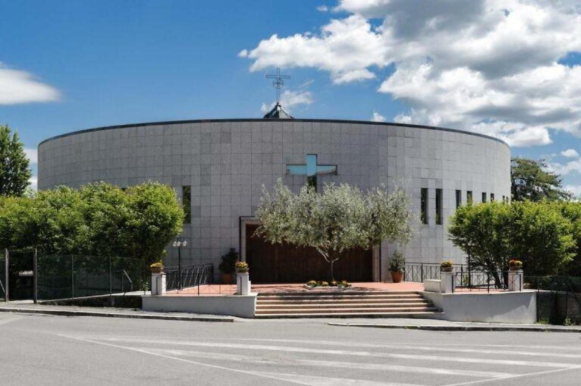 Irrompe in chiesa durante la messa e bestemmia