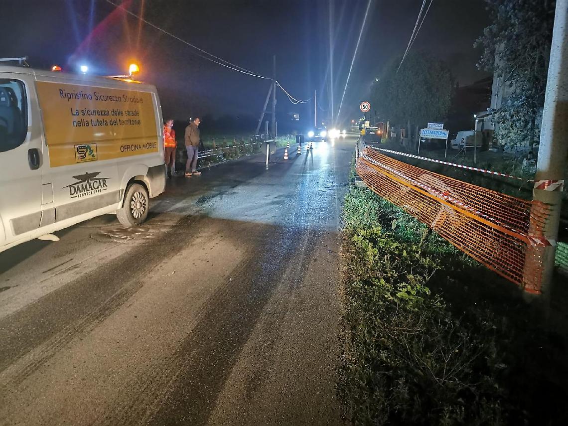 Incidente in via Guardapasso, sbanda e finisce con l'auto nel fosso