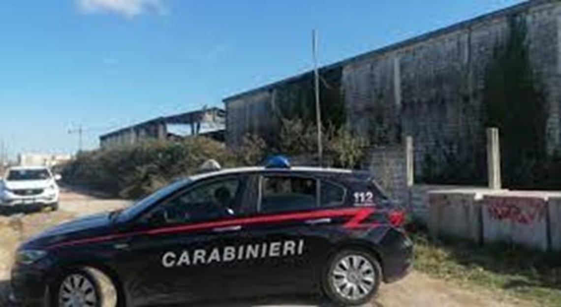 Lo colpisce ripetutamente con una spranga per rapinarlo, 37enne arrestato