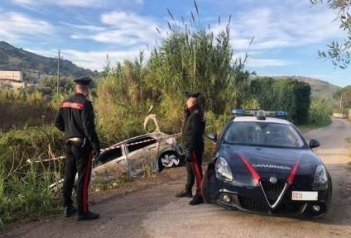 Auto rubata e poi data alle fiamme in via Sant'Agostino