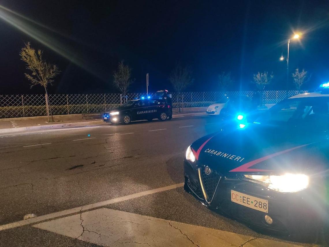 Ferita con un vetro rotto dal marito: arrestato un 48enne