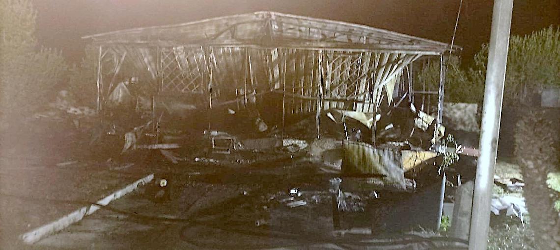 Sorpreso dal fuoco durante il sonno: svegliato dal gatto, riesce a salvarsi
