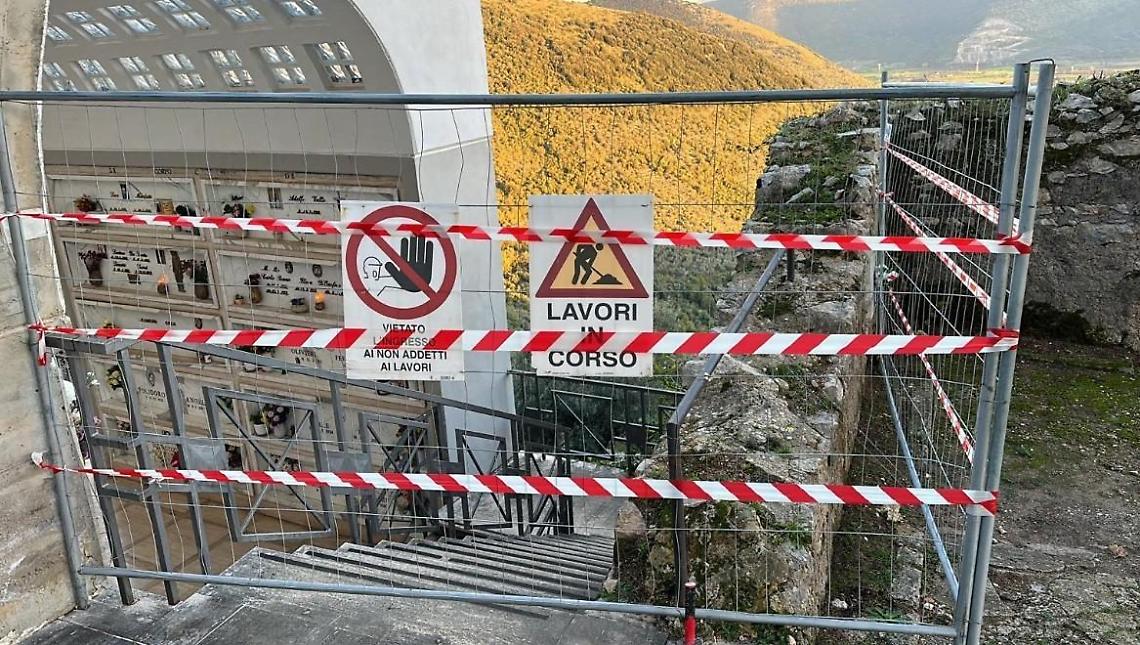 Cimitero, galleria chiusa: «Serve un intervento»