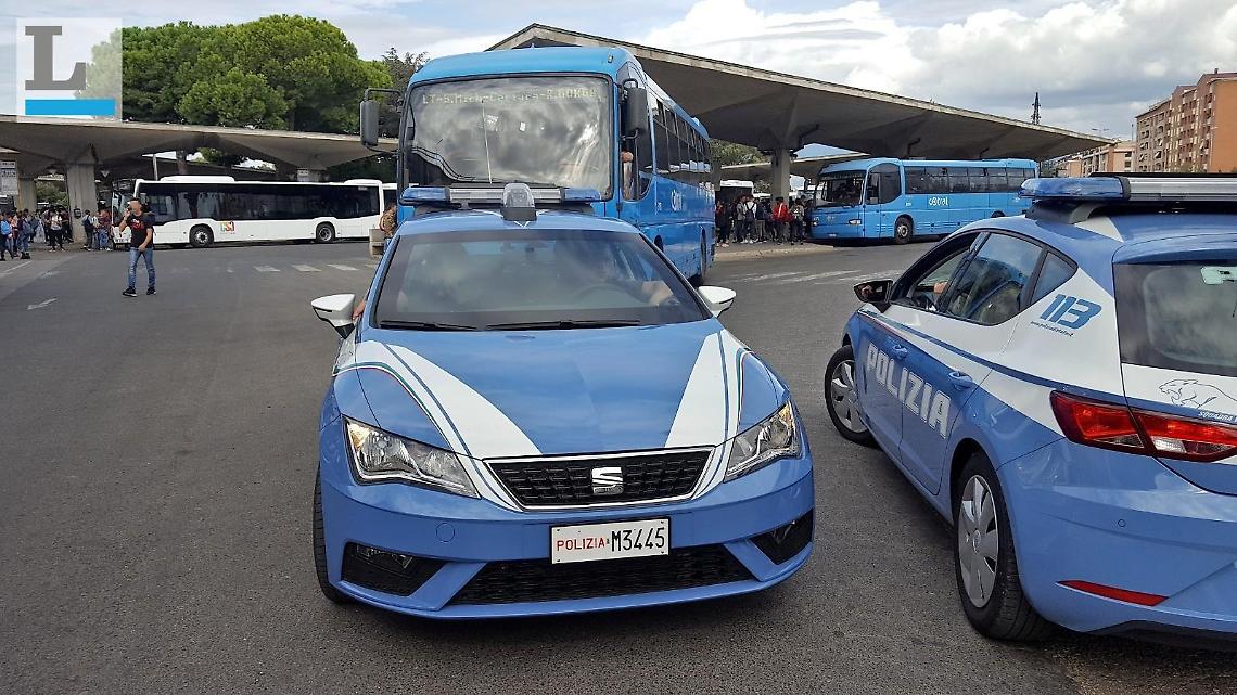 Pugni e graffi all'autista che gli aveva chiesto di scendere dal bus