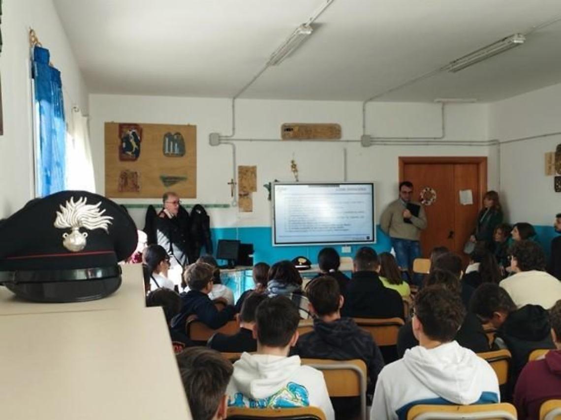 Lotta al cyberbullismo, gli studenti incontrano i carabinieri