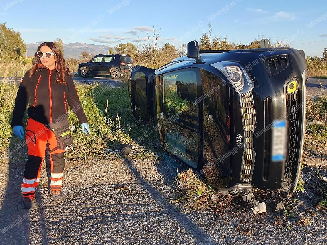 Scontro sulla Pontina, auto si ribalta nello svincolo