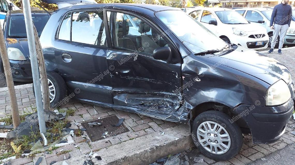 Doppio incidente contro le auto in sosta, grave un ventenne