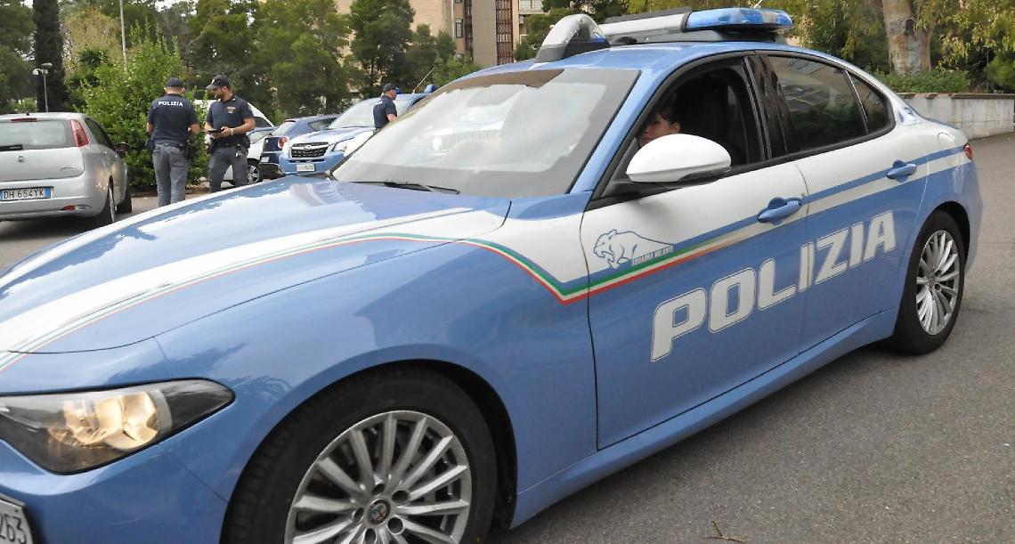 Coppia fermata con una scusa e derubata