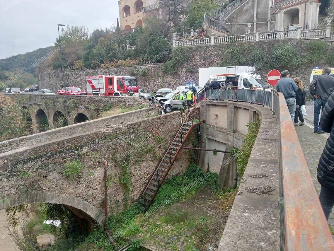 Perde il controllo dell'auto e finisce contro un muretto: muore a 83 anni