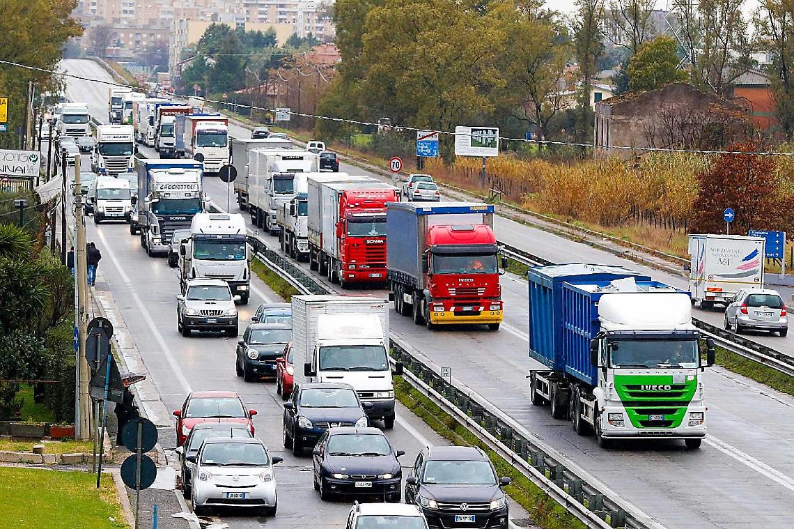 Collaudo del cavalcavia, Chiude un tratto di Pontina tra lunedì e martedì notte